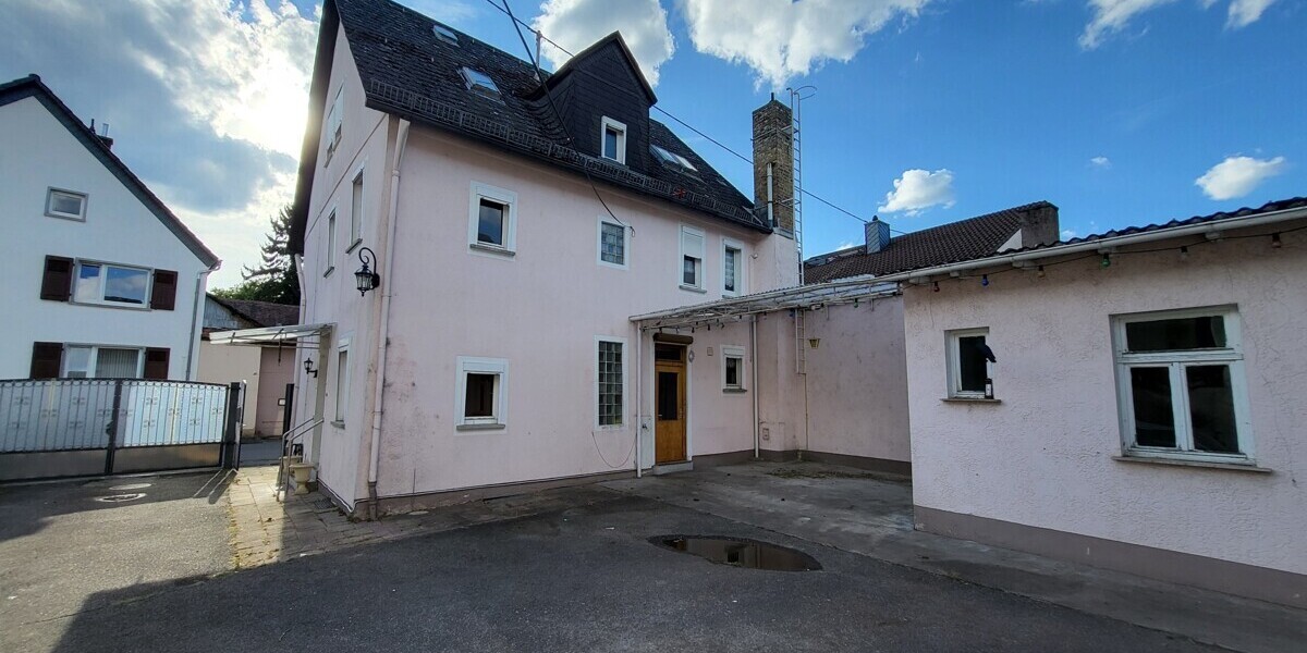 Innenhof mit überdachte Terrasse